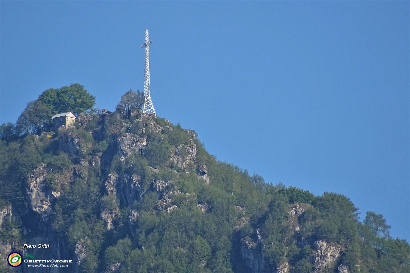 36 Zoom da La Torre sulla croce del Monte Zucco.JPG